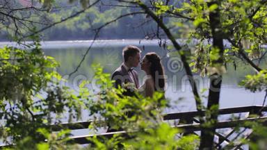 新婚夫妇在河码头接吻